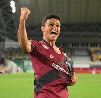 　後半、ゴールを決めサポーターに向かってガッツポーズする神戸・エリキ（撮影・西田忠信）