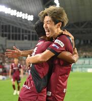 　後半、ゴールを決めた神戸・エリキ（左）と抱き合って喜ぶ大迫勇也（撮影・西田忠信）