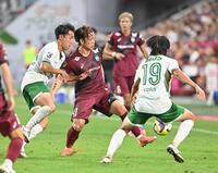 　前半、東京Ｖの選手と競り合う神戸・永戸勝也（中央）＝撮影・西田忠信