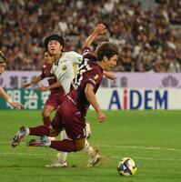 　前半、相手選手と接触する神戸・大迫勇也（手前）＝撮影・西田忠信