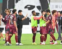 　勝利したイレブンを迎える神戸・吉田孝行監督（左から３人目）＝撮影・西田忠信