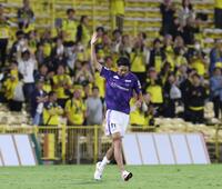 　柏サポーターにあいさつをする広島・木下康介（撮影・佐々木彰尚）