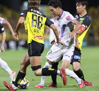 　後半、ゴール前に攻め込む広島・木下（撮影・佐々木彰尚）