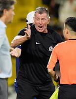 　後半、アピールする広島・スキッベ監督