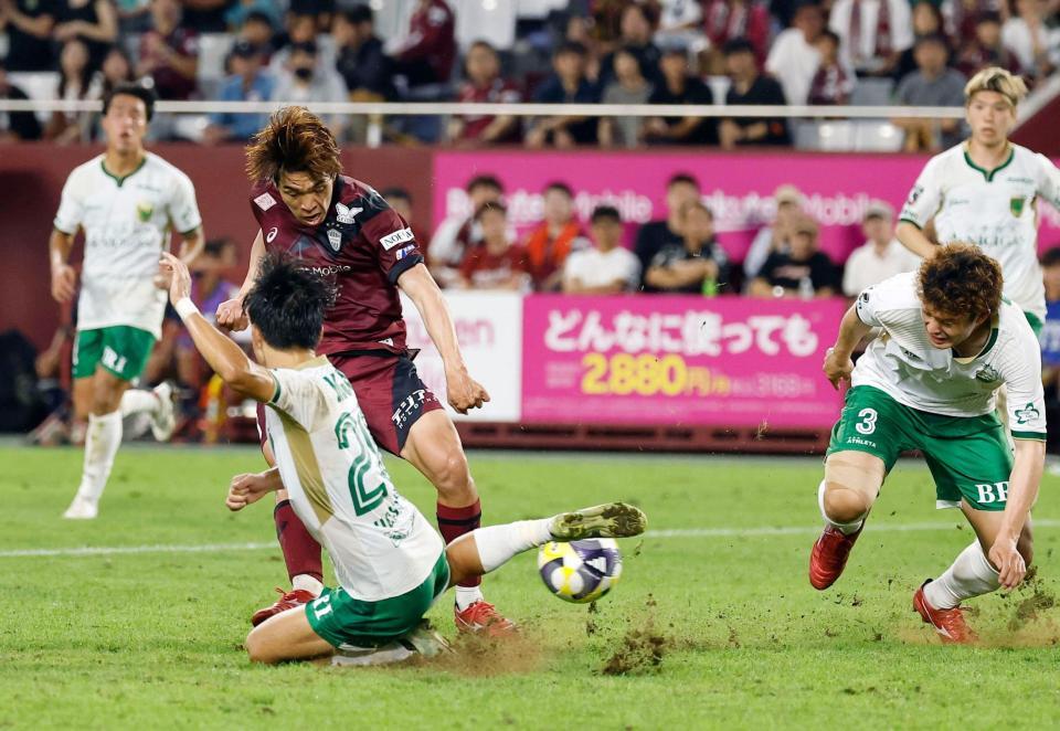 　前半、チーム２点目のゴールを決める神戸・宮代（手前上）