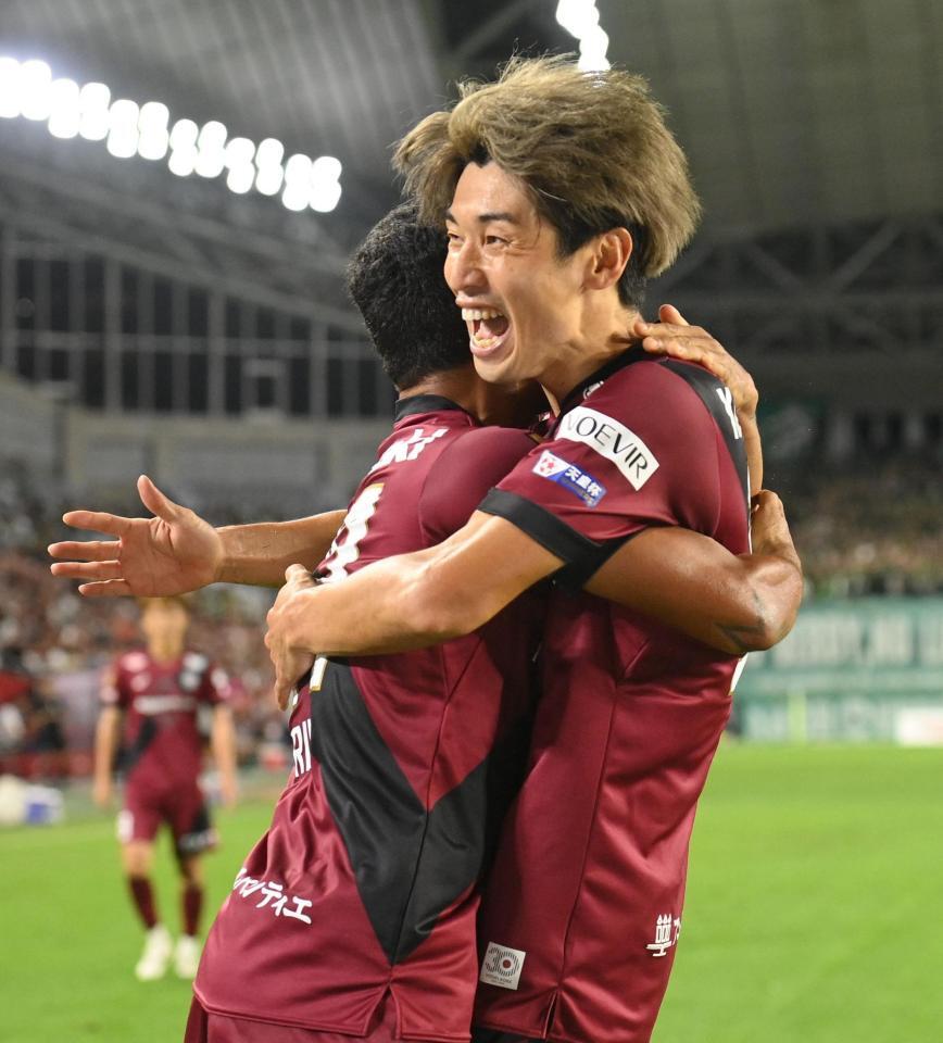 　後半、ゴールを決めた神戸・エリキ（左）と抱き合って喜ぶ大迫勇也（撮影・西田忠信）