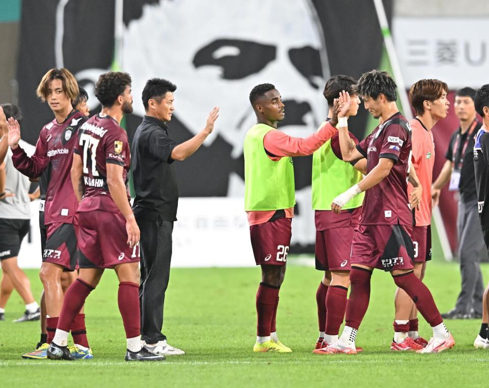 　勝利したイレブンを迎える神戸・吉田孝行監督（左から３人目）＝撮影・西田忠信