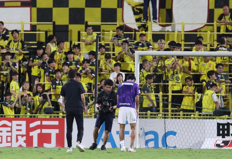 　柏サポーターにあいさつをする広島・木下康介（撮影・佐々木彰尚）