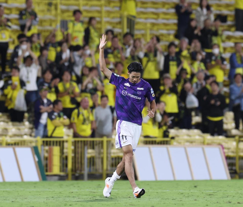 　柏サポーターにあいさつをする広島・木下康介（撮影・佐々木彰尚）