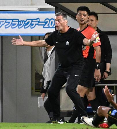 　前半、審判の判定に不満げな表情の広島のスキッベ監督（手前
