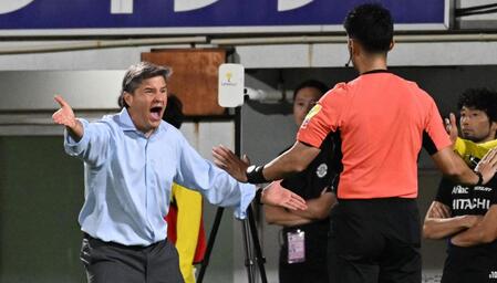 　前半、審判に抗議する柏のリカルド監督