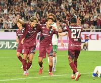 　後半、この試合２点目のゴールを決め、神戸・大迫勇也（左）とエリキ（右）に祝福される宮代大聖（撮影・西田忠信）