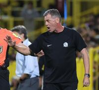 　選手に声をかける広島・スキッベ監督（撮影・佐々木彰尚）