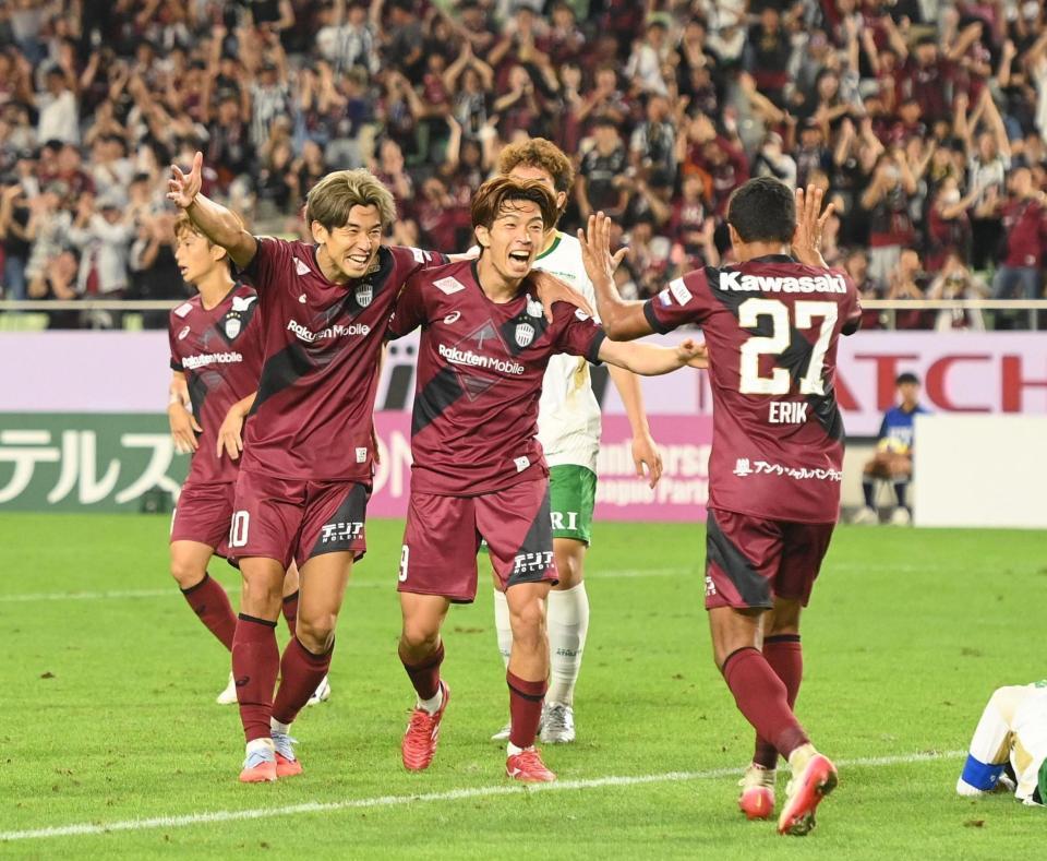 　後半、この試合２点目のゴールを決め、神戸・大迫勇也（左）とエリキ（右）に祝福される宮代大聖（撮影・西田忠信）