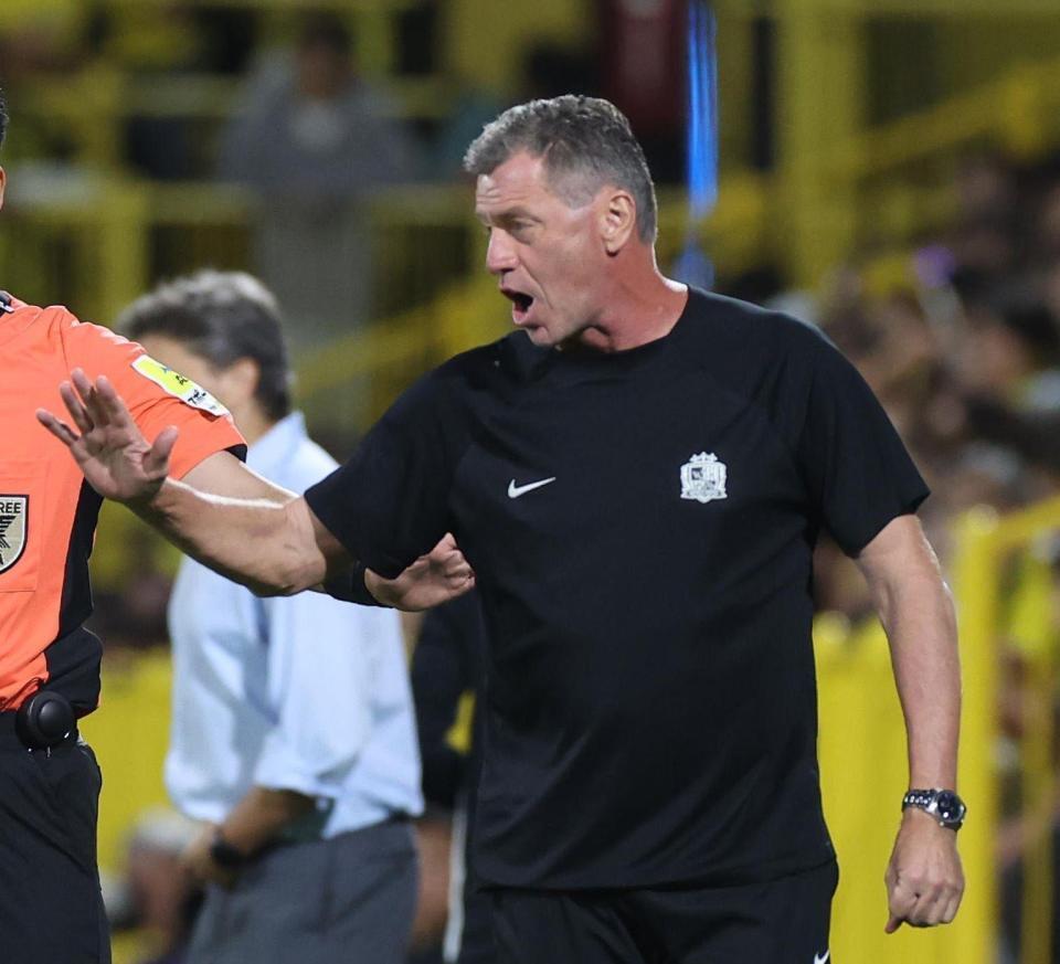 　選手に声をかける広島・スキッベ監督（撮影・佐々木彰尚）