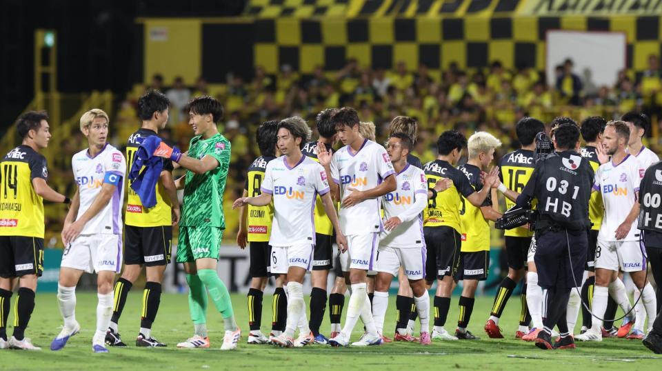 　引き分けの広島イレブン（撮影・佐々木彰尚）