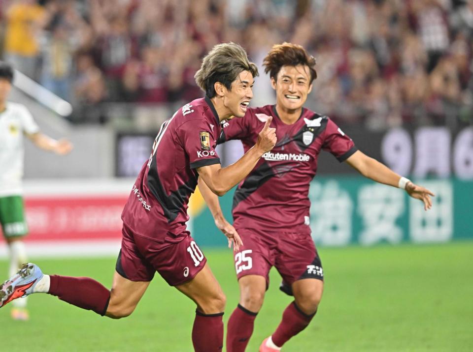 　前半、先制ゴールを決め、駆け出す神戸・大迫（左）＝撮影・西田忠信