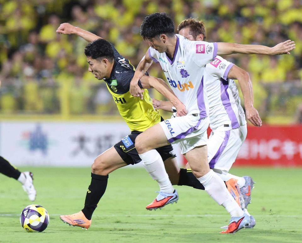 　前半、広島・荒木（右）と競る柏・細谷（撮影・佐々木彰尚）