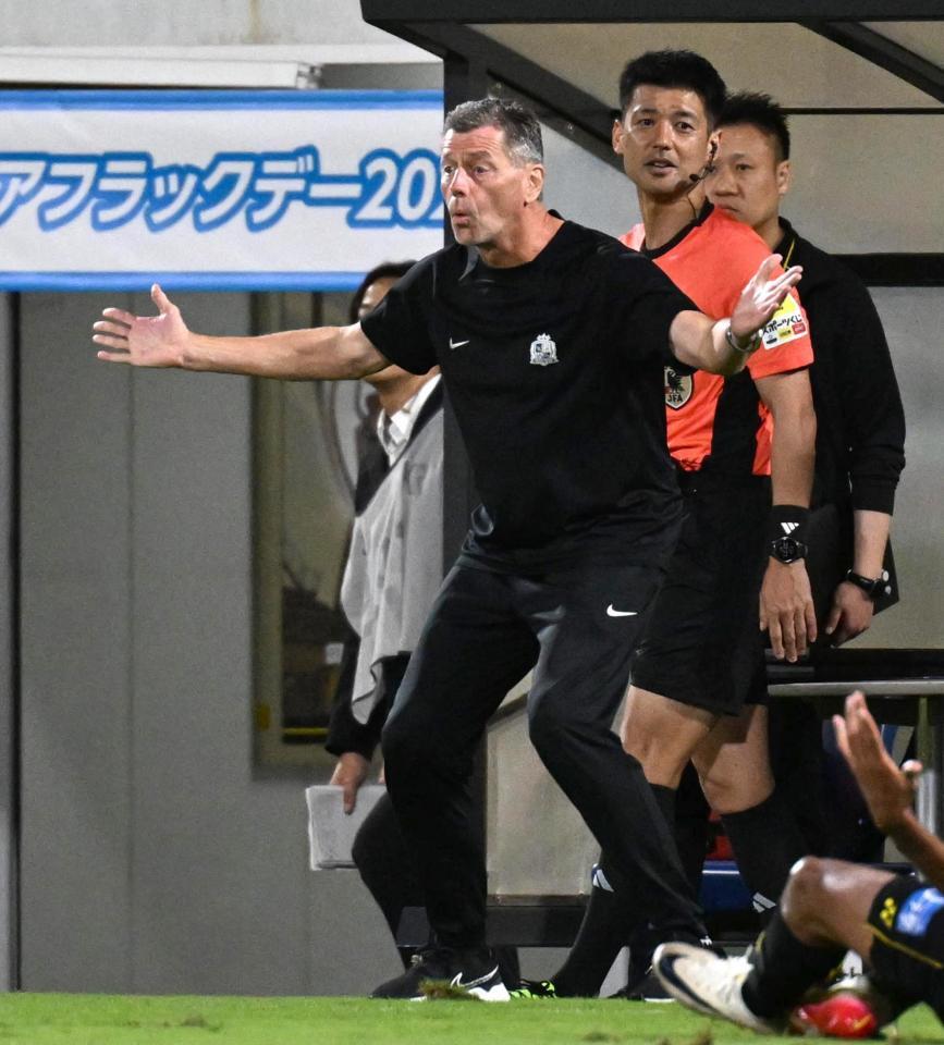 　前半、審判の判定に不満げな表情の広島のスキッベ監督（手前