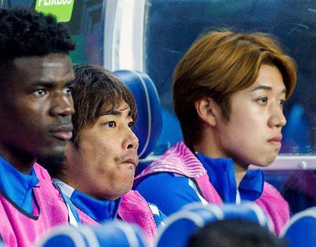 　レンジャーズ戦でベンチ入りしたが出場機会はなかったゲンクの（右から）横山、伊東＝グラスゴー（共同）