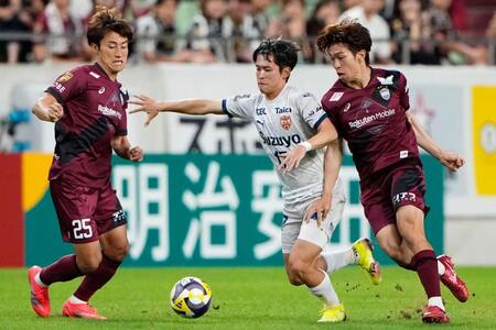 　前半、競り合う清水・弓場（中央）と神戸・宮代。左は神戸・鍬先