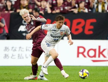 　前半、競り合う神戸・酒井（左）と清水・乾