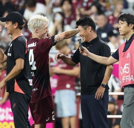 　決勝ゴールを決めた酒井高徳（左から２人目）は神戸・吉田監督と笑顔を見せ合う（撮影・中田匡峻）