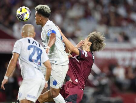 　前半、競り合いで顔を強打した神戸・大迫勇也（右）＝撮影・中田匡峻