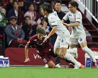 　前半、厳しいマークにあう神戸・大迫勇也（左）＝撮影・中田匡峻