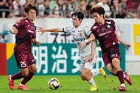 　前半、競り合う清水・弓場（中央）と神戸・宮代。左は神戸・鍬先