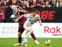 　前半、競り合う神戸・酒井（左）と清水・乾