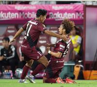 　後半、同点ゴールを決めた神戸・鍬先祐弥（右）は武藤嘉紀と喜ぶ（撮影・中田匡峻）