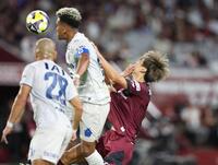 　前半、競り合いで顔を強打した神戸・大迫勇也（右）＝撮影・中田匡峻