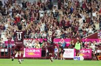 　清水に勝利し、両拳を突き上げる神戸・酒井高徳（２４）と武藤嘉紀（１１）＝撮影・中田匡峻