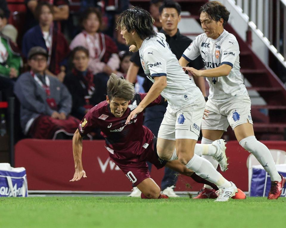 　前半、厳しいマークにあう神戸・大迫勇也（左）＝撮影・中田匡峻