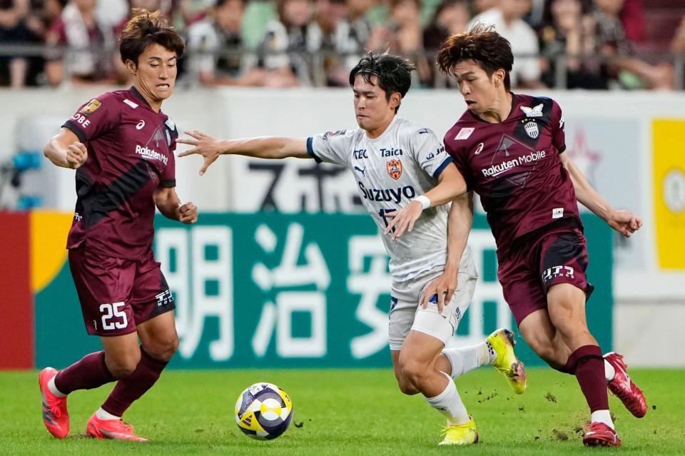 　前半、競り合う清水・弓場（中央）と神戸・宮代。左は神戸・鍬先