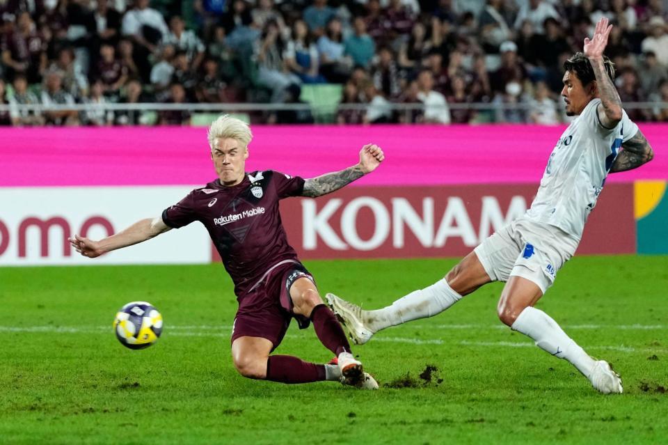 　試合終了間際、決勝ゴールを決める神戸・酒井（左）