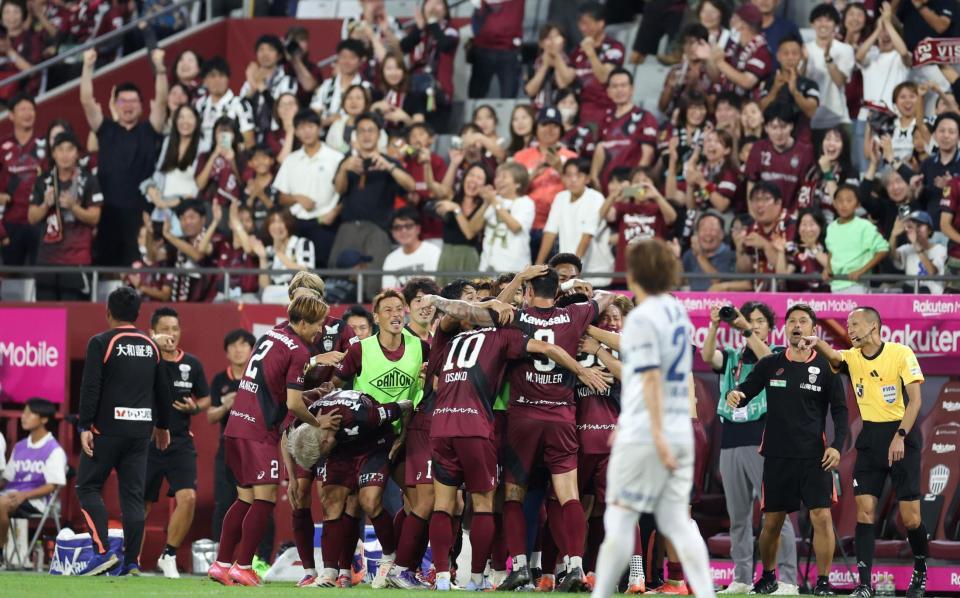　後半、勝ち越しゴールを決めた酒井高徳（中央左下）と歓喜に沸く神戸イレブン（撮影・中田匡峻）