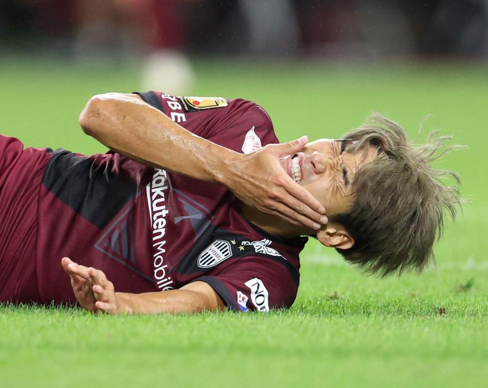 　前半、競り合いで顔を強打し、痛がる神戸・大迫勇也（撮影・中田匡峻）