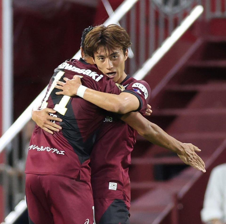 　後半、同点ゴールを決め武藤嘉紀（左）と抱擁を交わす神戸・鍬先祐弥（撮影・中田匡峻）