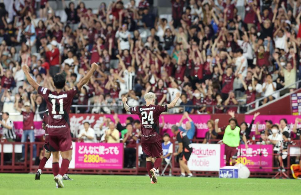 　清水に勝利し、両拳を突き上げる神戸・酒井高徳（２４）と武藤嘉紀（１１）＝撮影・中田匡峻