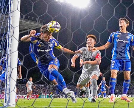 　試合終了間際、ヘディングで決勝ゴールを決める町田・昌子（左）