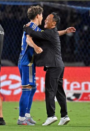 　決勝ゴールを決めた昌子（左）を笑顔で迎える町田・黒田監督