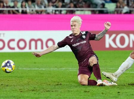 　試合終了間際、決勝ゴールを決める酒井（左）