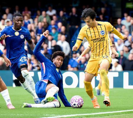 　チェルシー戦で競り合うブライトンの三笘（右）＝ロンドン（共同）