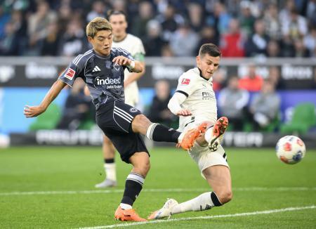 　ボルシアＭＧ戦で攻め込むＥフランクフルトの堂安（左）＝メンヘングラッドバッハ（共同）