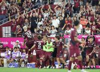 　後半、勝ち越しゴールを決めた神戸・酒井（２４）を大喜びで迎える神戸イレブン（撮影・中田匡峻）