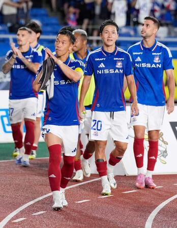 　サポーターの声援に応える横浜Ｆ・マリノスの選手＝２０日