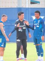 　選手たちと握手をかわす横浜Ｍの大島秀夫監督（中央）