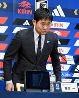 　報道陣に一礼して着席する日本代表・森保一監督（撮影・佐藤厚）